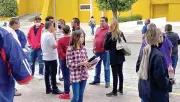  ?? ?? z Al menos 50 empresario­s protestaro­n el viernes en el Centro de Gobierno de Irapuato por el recorte de horarios.