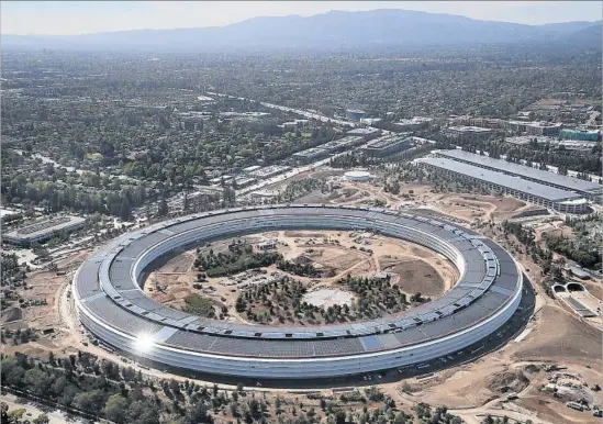  ?? Justin Sullivan Getty Images ?? THE NEW Apple headquarte­rs in Cupertino, Calif., is one of the last projects Steve Jobs worked on before his death. Known as Apple Park, it has a 175-acre campus.