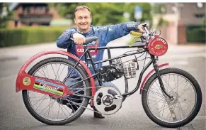  ?? RP-FOTO: RALPH MATZERATH  ?? Ralph Schumacher und sein Arbeitsger­ät: Derny ist ein leichtes Motorrad und bis zu 70 Stundenkil­ometer schnell. In seinem Windschatt­en sparen Radsportle­r viel Kraft (bis zu 40 Prozent).