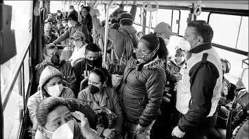  ?? Diego pallero / el comercio ?? Un bus que cubre la ruta Calderón-carcelén-la Ofelia viajó ayer lleno de pasajeros.