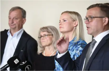  ?? FOTO: HEIKKI SAUKKOMAA/LEHTIKUVA ?? Harry Harkimo (Rörelse Nu), Päivi Räsänen (KD), Riikka Purra (Sannf) och Petteri Orpo (Saml) på presskonfe­rensen på fredagen.