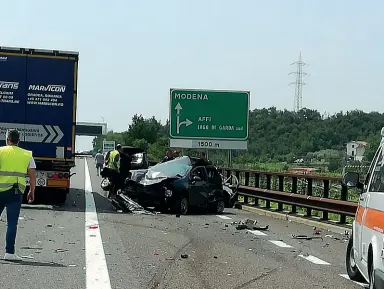  ??  ?? L’incidente I resti delle auto investite dal tir ieri mattina in A22, poco prima del casello di Affi