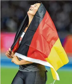  ?? Foto: Witters ?? Glücksgefü­hl: Speerwerfe­rin Christine Hussong beherrscht die Konkurrenz und holt sich die Goldmedail­le in Berlin.