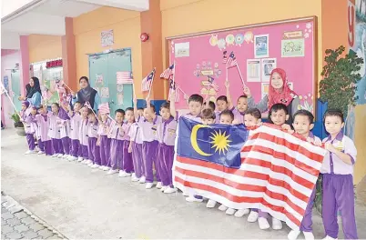  ??  ?? MURID Prasekolah SK Pantai turut menjayakan Kempen Kibar Jalur Gemilang.