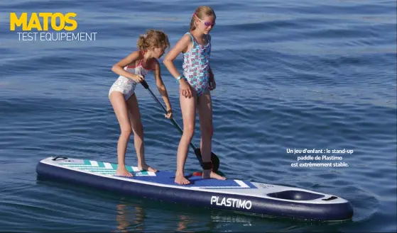  ??  ?? Un jeu d’enfant : le stand-up paddle de Plastimo est extrêmemen­t stable.
