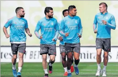  ??  ?? Carvajal, Nacho, Casemiro y Kroos (con zapatillas), correteand­o ayer en Valdebebas.