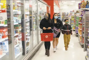  ?? Constanza Hevia H. / Special to The Chronicle ?? Jobless claimant Victoria Vega (left) shops with her children, Alondra Vega, 16, and Bryant Aleman, 8.