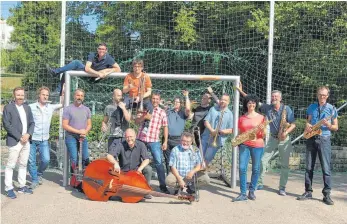  ?? FOTOS: OJO ?? Das Ostalb-Jazz-Orchestra mit Andreas Kissenbeck (links) beim Training.