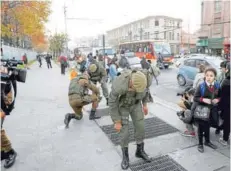  ?? FOTO: DEDVI MISSENE ?? ►► Carabinero­s realizando inspección preventiva de alrededore­s del Congreso.