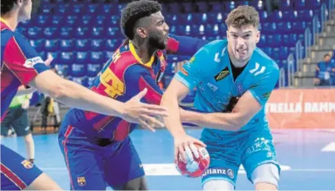  ?? FC BARCELONA ?? El extremo del Ángel Ximénez David Estepa, ayer, ante el Barcelona en el Palau Blaugrana