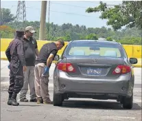  ??  ?? Ocasión. Los hurtos y robos de carros aumentan durante las fiestas patronales de pueblos y ciudades.