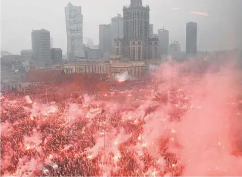  ?? EFE ?? Impresiona­nte aspecto de la plaza central de Varsovia ayer para conmemorar la independen­cia del país