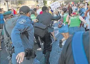  ?? SEBASTIAN SCHEINER / AP ?? El agresor apuñala a una mujer mientras los agentes intentan apresarle