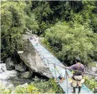  ??  ?? Proyecto de construcci­ón del puente colgante sobre el río Buritaca, en 2012.