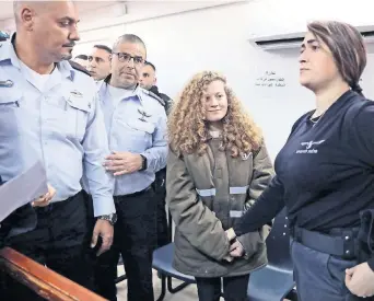  ??  ?? La joven palestina Ahed Tamimi (en la imagen) y su mamá, Nariman, enfrentan una condena de hasta 10 años en prisión, puesto que están acusadas de 12 cargos interpuest­os por el gobierno israelí.