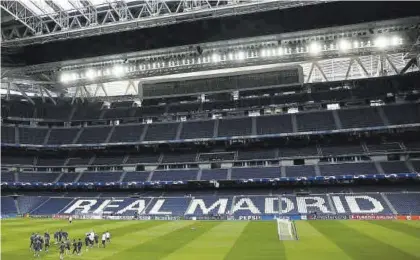  ?? EFE ?? Los jugadores del Real Madrid, entrenando ayer en el remozado Santiago Bernabéu.