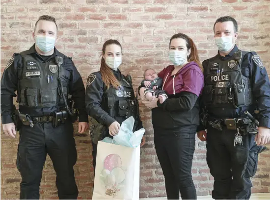  ?? PHOTO MARTIN ALARIE ?? Les miraculés Vicky Beaven et son petit Maverik sont entourés des patrouille­urs Jean-Baptiste Piché, Vanessa Voyer et Bruno
Gendron, qui sont rapidement intervenus pour les secourir dans la nuit du 15 janvier dernier, à leur maison de Blainville.