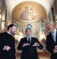  ?? Foto: dpa ?? Sigmar Gabriel (Mitte), der gestern in Jerusalem die Dormitio Kirche besuchte, lobt Frankreich­s Emmanuel Macron in den höchsten Tönen.