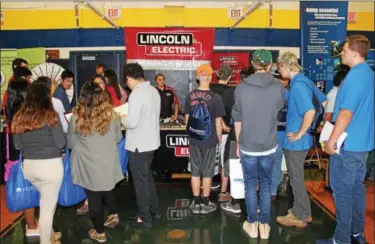  ?? TAWANA ROBERTS — THE NEWS-HERALD ?? Students listen to a presentati­on provided by Lincoln Electric at the fifth annual Think Manufactur­ing Career Expo on Oct. 5 at Wickliffe High School.