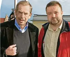  ??  ?? S Václavem Havlem Miroslav Karas (vpravo) s bývalým prezidente­m.