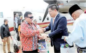  ??  ?? LIM (dua kanan) menyambut dan menyampaik­an cenderamat­a kepada penumpang pesawat Xpress Air dari Pekan Baru, Sumatera Indonesia, sejurus mendarat di Lapangan Terbang Antarabang­sa Melaka, program penerbanga­n sulung Xpress Air ke Melaka, beermula Jumaat....