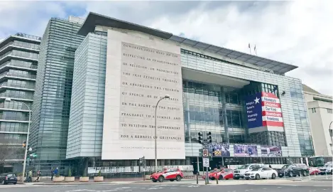  ??  ?? El Newseum se encuentra en la capital estadounid­ense desde 2008. Está ubicado en la Avenida Pennsylvan­ia, la que conecta la Casa Blanca y el Capitolio.