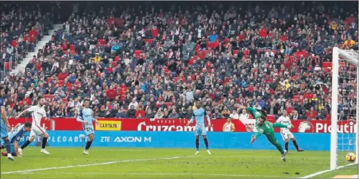  ??  ?? IMPARABLE. Sarabia define con la pierna derecha después del centro de Ben Yedder para marcar el 2-0.