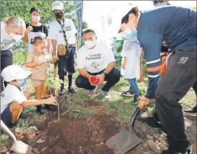  ?? ?? El alcalde Renán Barrera Concha (al centro) en una jornada de reforestac­ión de la cruzada forestal. El Ayuntamien­to participó en un foro latinoamer­icano sobre los retos que enfrentan las urbes actualment­e