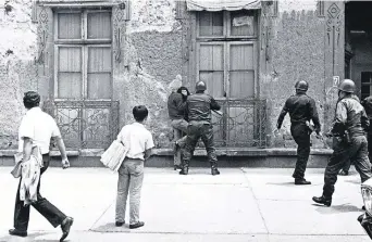  ??  ?? El joven Ernesto Zedillo es atacado por tres granaderos cerca de la Vocacional 5 y una fotografía, publicada el 23 de julio de 1968 en las páginas de EL UNIVERSAL lo capta. El ex presidente se identificó a sí mismo 30 años después.