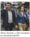  ?? ?? Pierce Brosnan y Olha Kurylenko en Pierce una escena Brosnan del y film. Olha Kurylenko en una escena del film. Película policiaca de 2016 dirigida por Steven C. Miller.