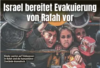  ?? ?? Kinder warten auf Trinkwasse­r: In Rafah sind die humanitäre­n Zustände dramatisch.