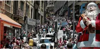  ?? Renato S. Cerqueira/Futura Press/Folhapress ?? AQUECIDO Esquina da rua 25 de Março, popular centro de compras em SP, com a ladeira Porto Geral; vendas no varejo em setembro avançaram 0,5% em relação a agosto