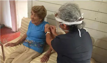  ?? CORTESÍA CCSS ?? Licitania Vargas de 103 años fue visitada por funcionari­os de salud de Ciudad Quesada para vacunarla contra la influenza.