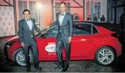  ??  ?? Autobest-Sieger 2020: Der neue Opel Corsa mit Opel-CEO Michael Lohschelle­r (r.) und Chefingeni­eur Thomas Wanke (l.).