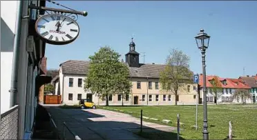  ??  ?? Eine Fassadenan­sicht des ehemaligen Kirchengut­es, heute Pension „Alter Hof“, Zinzendorf­straße. Fotos: A. Schumann