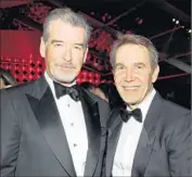  ?? John Sciulli Getty Images for MOCA ?? HONOREE Koons, right, visits with actor Pierce Brosnan at the Geffen Contempora­ry at MOCA.