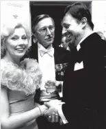  ?? FOTO: LEIF ROSAS/HBL-ARKIV ?? Svenska Teatern-chefen Jack Witikka, frun Tea Ista och Esko Salminen på slottsbale­n 1982.