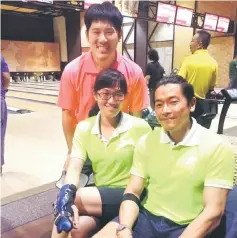  ??  ?? Caroline Chien (centre) of 10-Pin Mafia with teammates Joel Chung and Kelvin Eng.