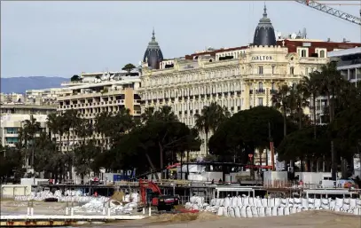  ?? (Photos Patrice Lapoirie et DR) ?? Les plages entre le Carlton et le Martinez opèrent en ce moment leur mue.