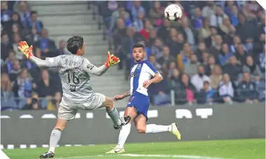  ?? FOTO: FCPORTO ?? Jesús Manuel Corona tiene un camino más fácil en sus aspiracion­es de llegar al Sevilla de España..