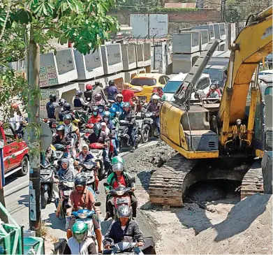  ?? AHMAD KHUSAINI/JAWA POS ?? HARAP BERSABAR: Jalan Sidotopo Wetan macet karena pengerjaan proyek lanjutan jalan dan saluran air belum selesai.