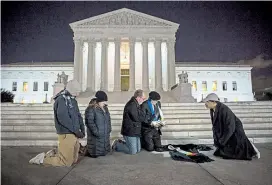  ??  ?? Trauer um Scalia vor dem Supreme Court in Washington, DC.