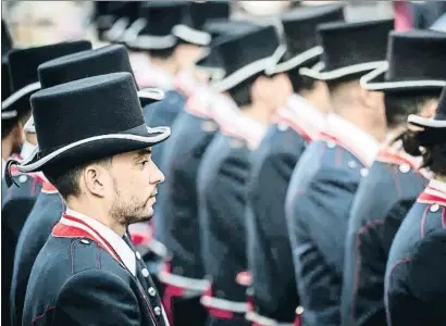  ?? LLIBERT TEIXIDÓ / ARXIU ?? Guàrdia d’honor dels Mossos davant el monument a Rafael Casanova l’Onze de Setembre del 2018