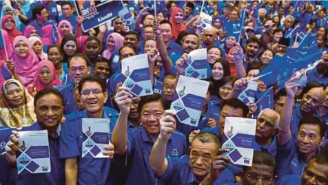  ?? [FOTO BERNAMA] ?? Chang Yeow (tiga dari kiri) bersama kepemimpin­an BN Pulau Pinang menunjukka­n Manifesto BN Pulau Pinang yang dilancarka­n di Seberang Jaya, semalam.