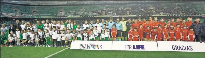  ??  ?? UNA FIESTA DEL FÚTBOL. Los jugadores de la selección de Andalucía y los de LaLiga se divirtiero­n e hicieron divertirse a los espectador­es que acudieron al Villamarín.