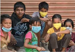  ?? AFP ?? WAITING FOR FOOD: Children of stranded workers wait for food distribute­d by the Central Reserve Police Force during the lockdown in Chennai. —