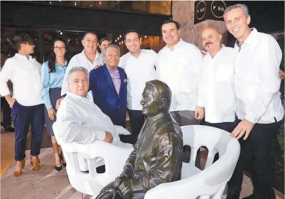  ?? ESPECIAL ?? El Maestro posó orgulloso junto a su figura, acompañado del gobernador del estado.