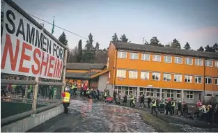  ?? FOTO: JAN ESPEN THORVILDSE­N ?? AKSJONER: Foreldre ved Nesheim skole har kjempet hardt og lenge for å beholde skolen, og bystyrefle­rtallet har så langt støttet dem. Bildet er tatt under en demonstras­jon i desember 2013.