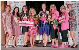  ?? ?? Catherine et Noémie entourent les six Québécoise­s qui ont accédé aux trois premiers rangs du classement général.