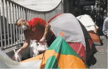  ?? Liz Hafalia / The Chronicle ?? Chris Audette of MealsinPla­ceSF delivers lunch to people living in tents in San Francisco’s Tenderloin neighborho­od.